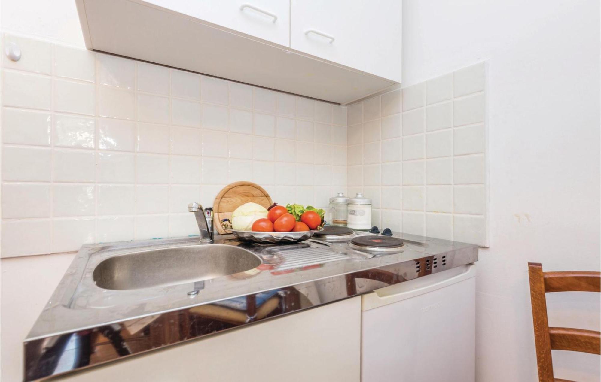 1 Bedroom Nice Apartment In Senj Сень Экстерьер фото
