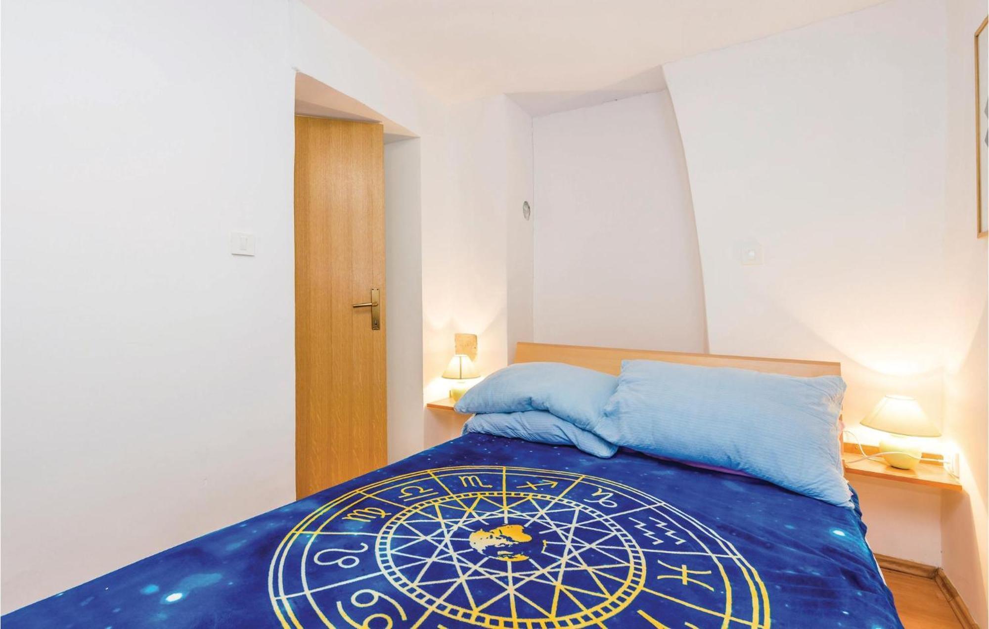 1 Bedroom Nice Apartment In Senj Сень Экстерьер фото